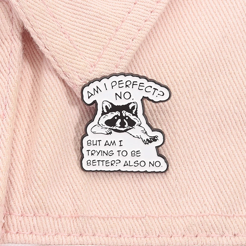 Am I Perfect NO But I Trying To Be Better Also NO Emaille Pin Selbstbewusstsein Zitat Niedliche Waschbären Brosche Abzeichen Schmuck Geschenk