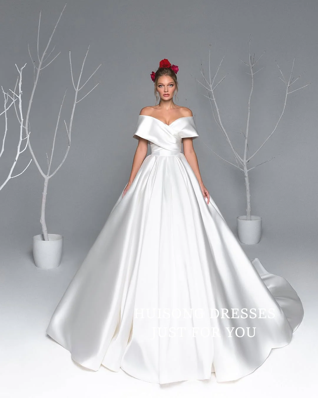 

HUISONG Customized Simple Satin Wedding Dresses Sleeveless Off the Shoulder A-Line Beach Bridal Gown vestidos de novia