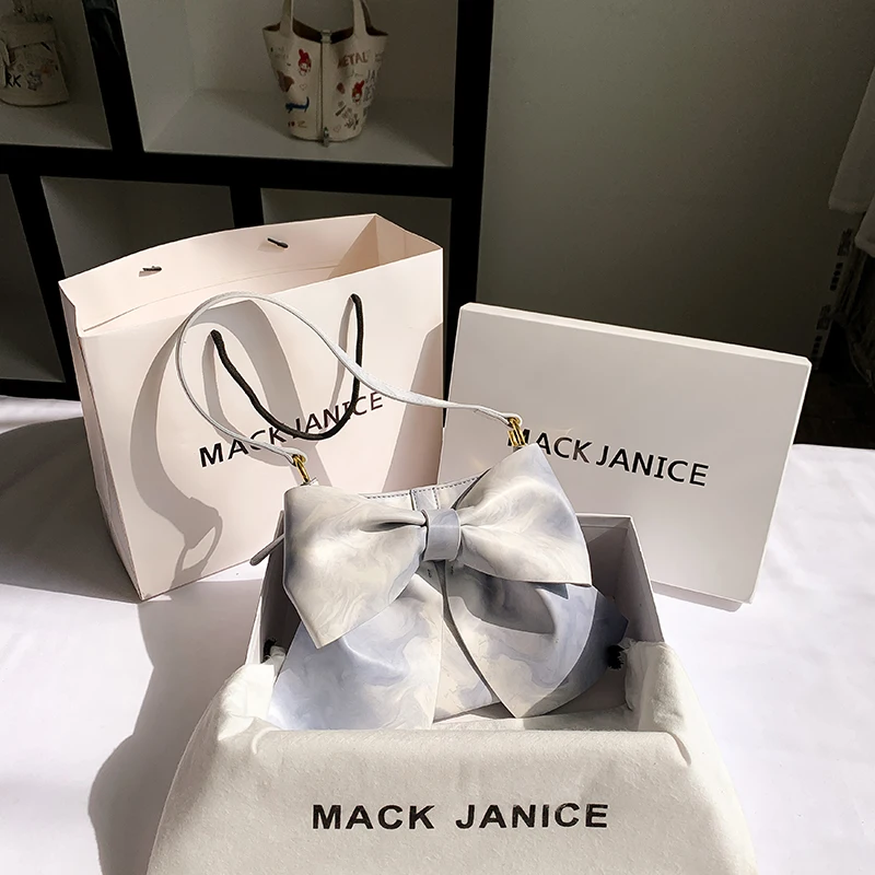 sac-a-bandouliere-mackjanice-water-mark-blue-knot-design-petit-lot-collection-printemps-Ete-en-cuir-style-chic-et-decontracte