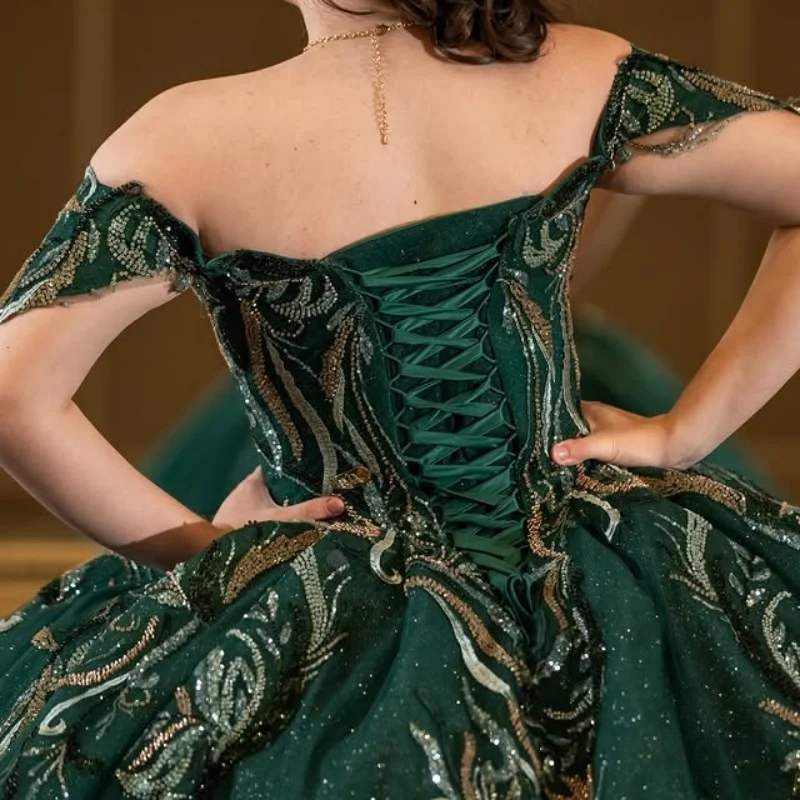 Robe Quinceanera vert foncé brillant, épaules dénudées, dentelle, paillettes de cristal, décalcomanie, longue queue, robes de 15 Quinceanera ﻿ Personnaliser