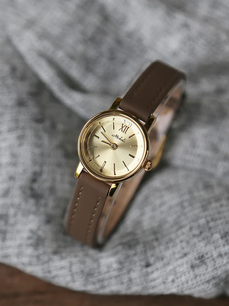 ساعة نسائية بقرص صغير مع ملمس فاخر خفيف، ساعة نسائية بسيطة وأنيقة، صغيرة ورائعة بحزام جلدي. #4