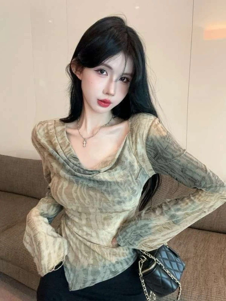 

Женская футболка в стиле американского ретро-вестерна, с асимметричным принтом тай-дай, расклешенными длинными рукавами, драпированным вырезом на шее, открытыми плечами, укороченный топ, Hot Girl