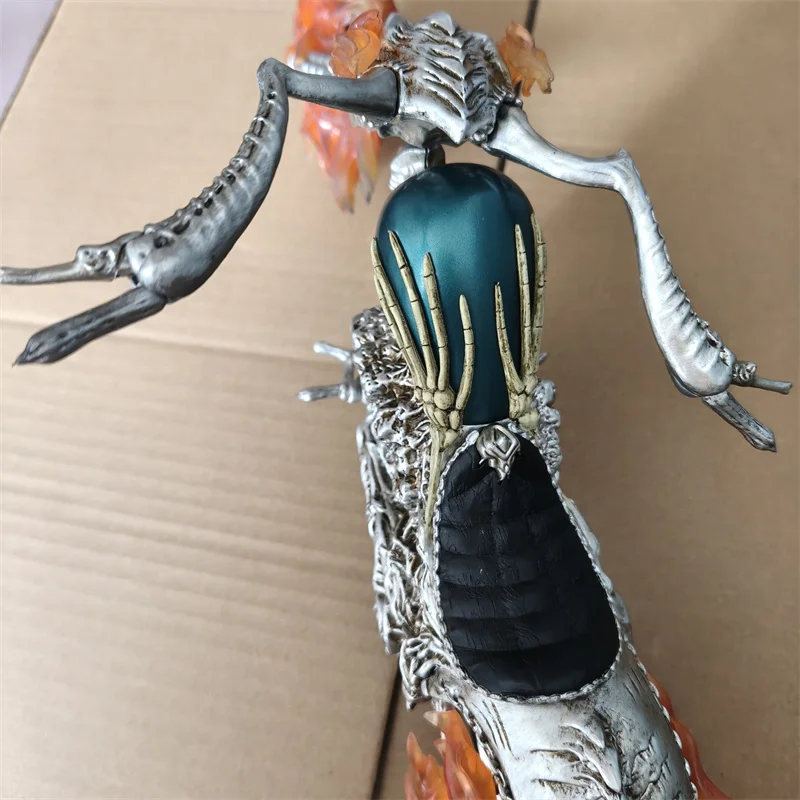 Ghost Rider mit Motorrad Figur zum 85. Jubiläum, Leuchtende Flammen-Effekt Glühende Motorrad-Sammlerfigur Modell Spielzeug 38CM – Detail 8