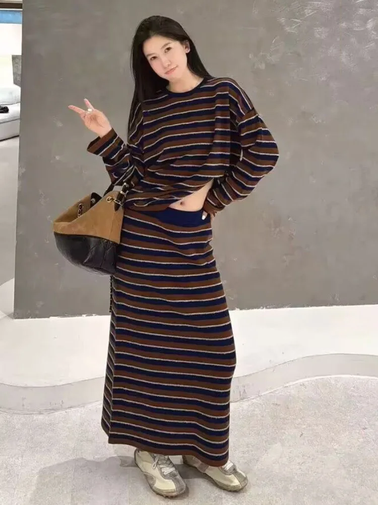 Damski zestaw dwuczęściowy w paski z okrągłym dekoltem, luźny krój, kontrastowe kolory, styl koreański, prosta spódnica, komplet casualowy.