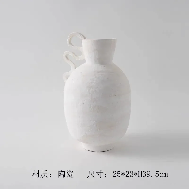 Modernes, minimalistisches, handgefertigtes Keramikvase-Ornament im Wabi-Sabi-Stil mit Ohren