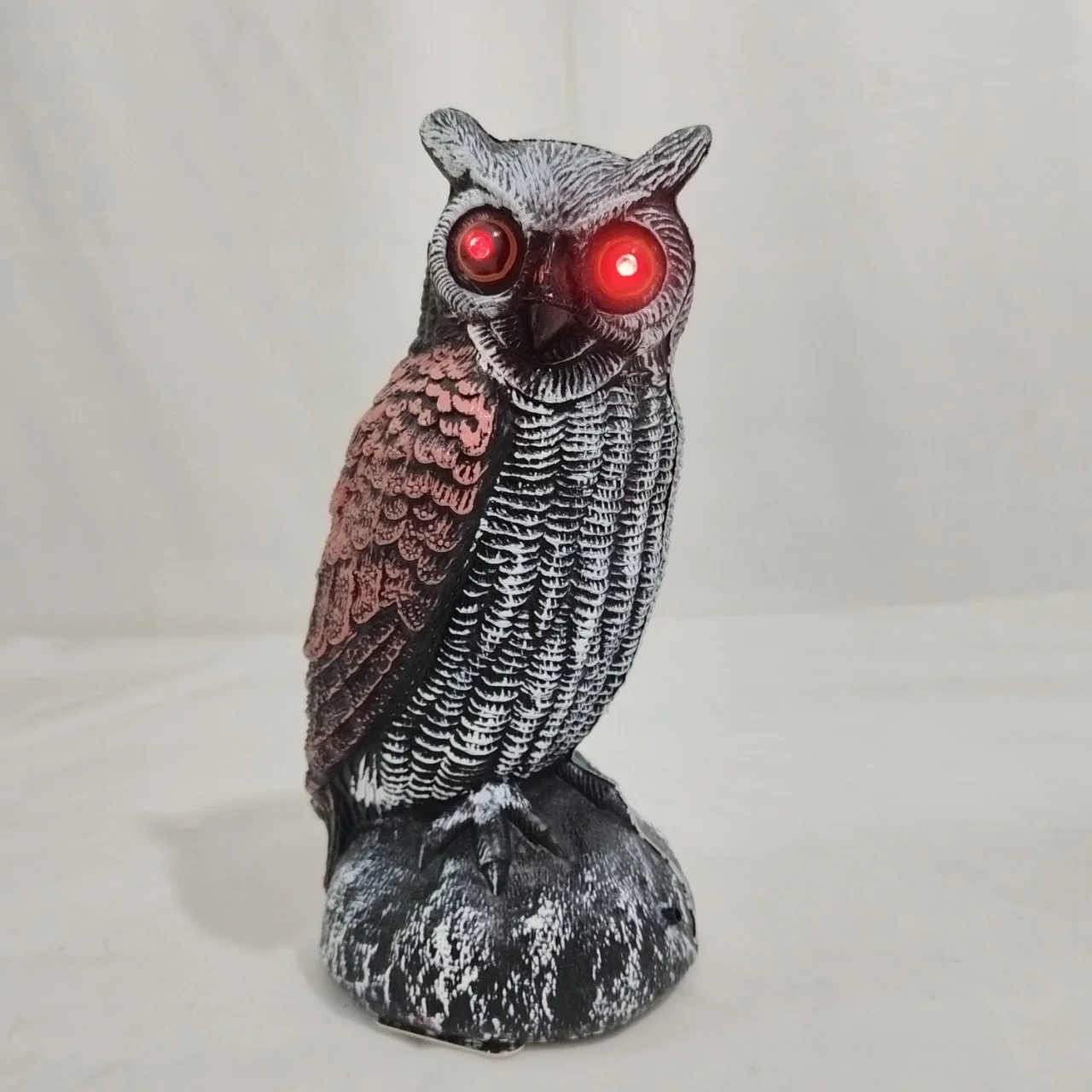 

2Pcs Realistic Solar Fake Decoy Plastic Owl Scarecrow Sculpture With Red Flashing Eyes For Garden Yard Scare Birds Away Bait