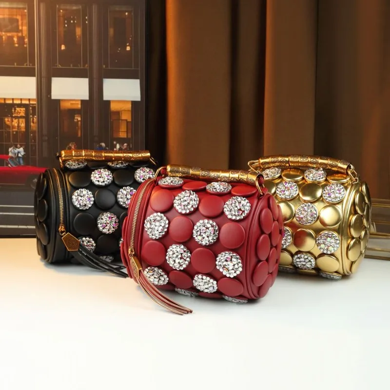 

Стильная креативная портативная цилиндрическая сумка с объемным декором в виде бриллиантов и горошка, ретро-стиль, на плечо, кроссбоди, простая.