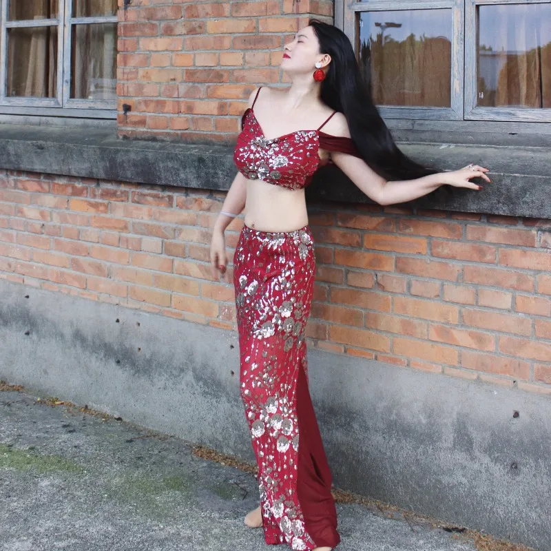 Costumi di danza del ventre personalizzati Set Abito di classe Abito da pratica di temperamento sexy Costume da spettacolo ricamato con paillettes rosso vino