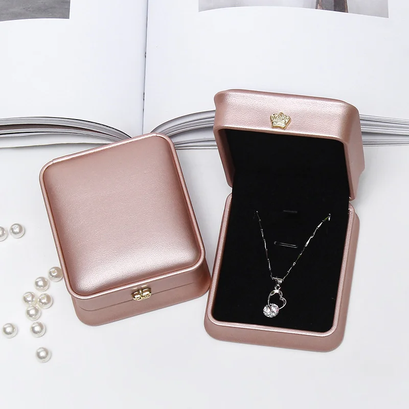 1szt 8.5x7.2x3.5cm PU Korona Przycisk Wisiorek Pudełko na biżuterię Biżuteria Prezent Wisiorek Naszyjnik Opakowanie Ucho Pudełko na biżuterię w magazynie — zdjęcie 6