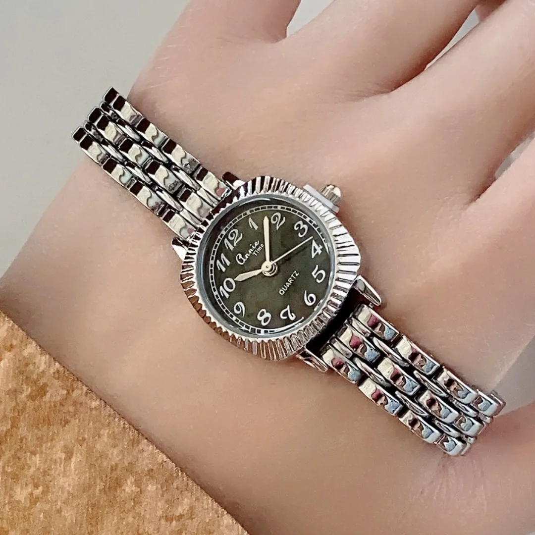 นาฬิกาข้อมือผู้หญิง หน้าปัดเรียบง่าย ระบบอนาล็อก ควอตซ์ สายโลหะผสม สไตล์ลำลอง สีทอง สีเงิน ของขวัญ นาฬิกาผู้หญิง