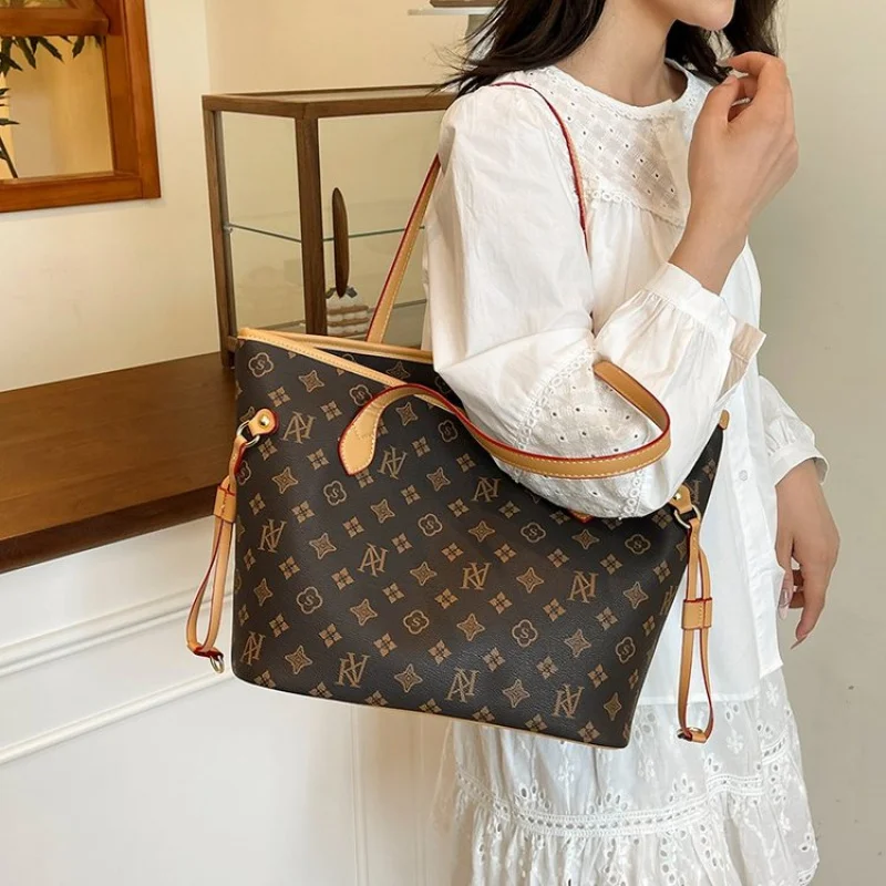 

High-End Women's Crossbody-Bag Crafted From Fine Leather Boasting Paris Vintage Look​