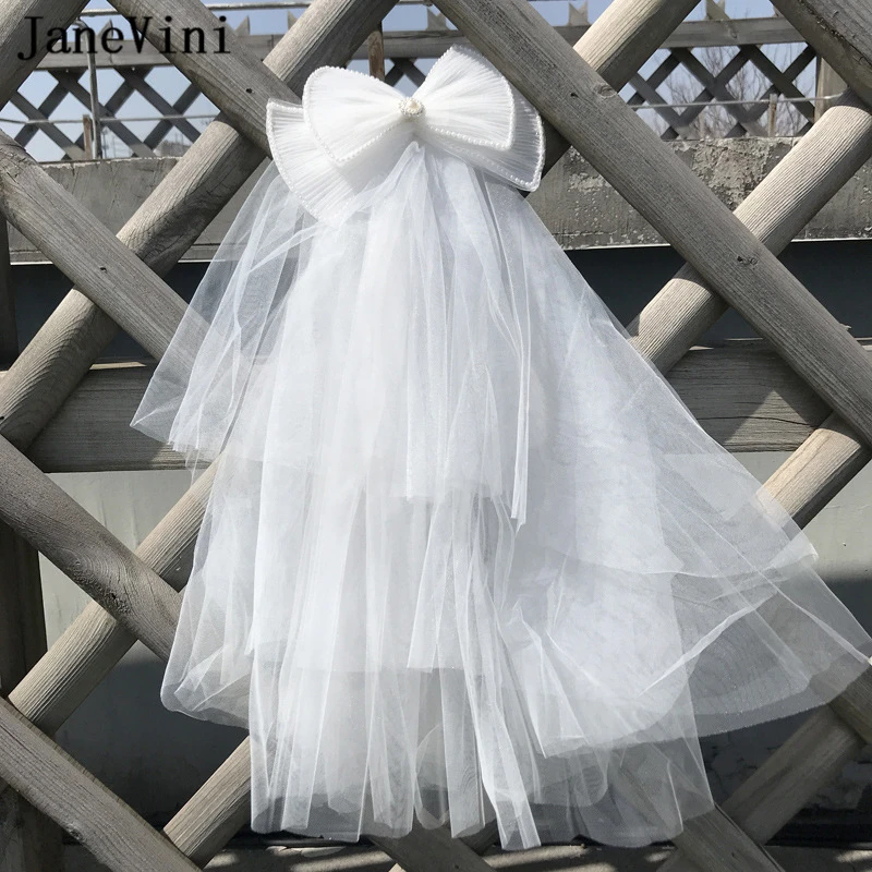 Janevini Romantische Korte Tulle Bridal Veils Met Metalen Kam Drie Layer Ivoor Vrouwen Sluier Grote Strik Parels Bruid Bruiloft Accessoires