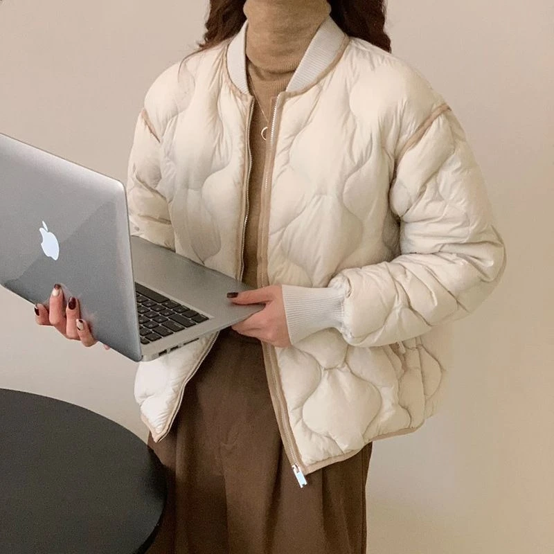 Damska lekka kurtka puchowa 90% puchu, nowość na zimę 2025, miękkie kolory, dopasowany krój, krótka parka, płaszcz dziewczęcy ze stójką.