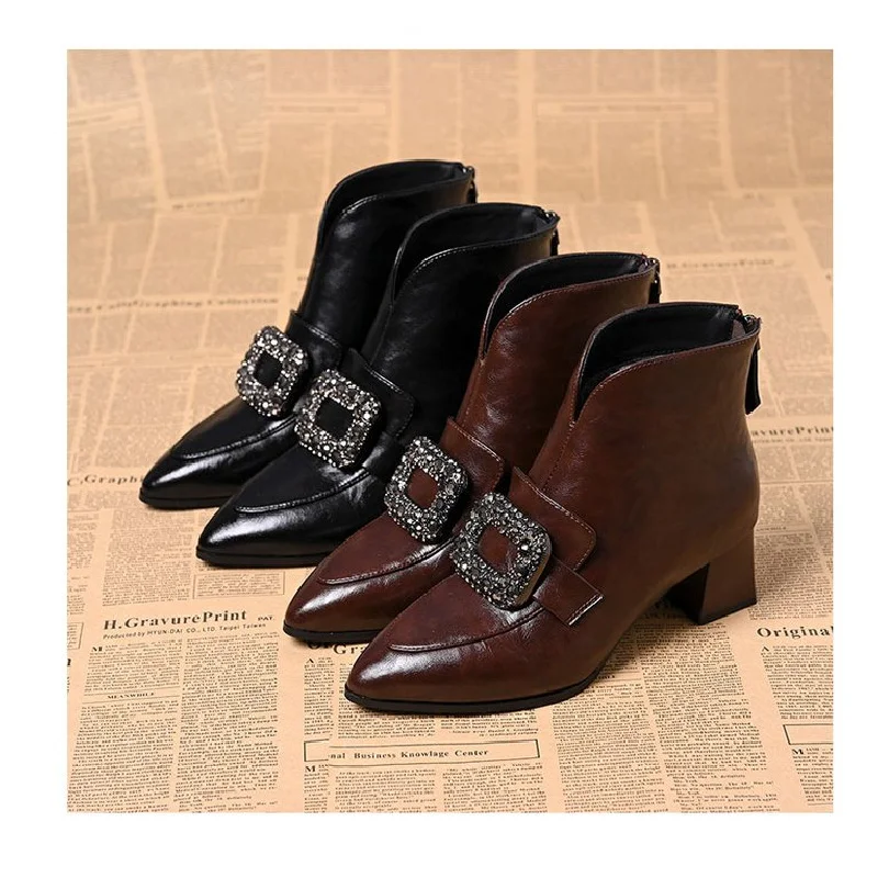 Bottes courtes à talons épais pour femmes, chaussures chics à bout pointu avec strass et boucle carrée, chaussures à talons hauts ajustées, nouvelle collection hiver