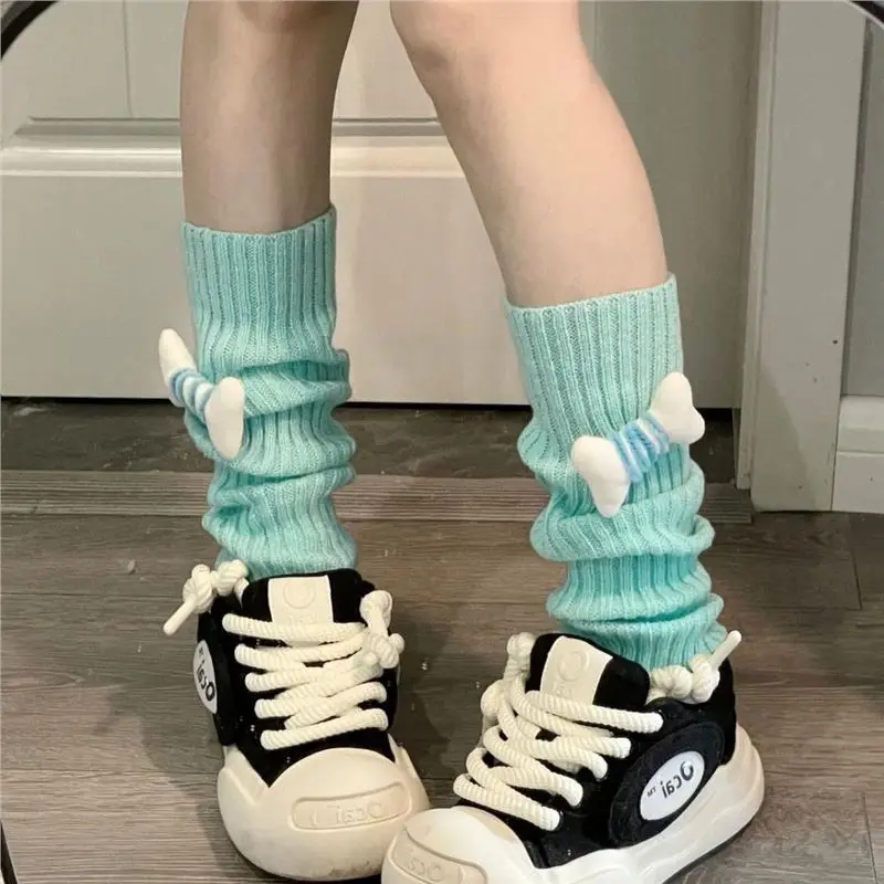 2025 Venta caliente Otoño e Invierno nuevos calcetines de pierna lindos calcetines de estilo universitario tendencia dibujos animados sentido avanzado simplicidad cubierta de pierna