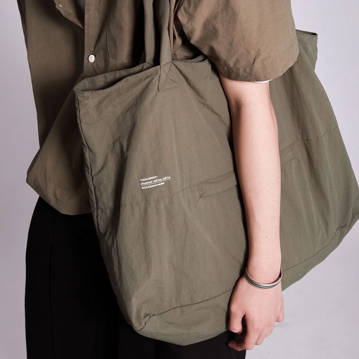 2025 حقيبة كتف بسيطة جديدة حمل حقيبة يد خفيفة الوزن مقاومة للماء سعة كبيرة تخزين حقيبة ركاب