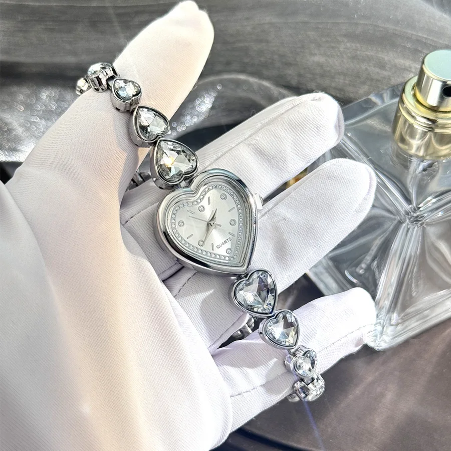 Fashionable Women's Watch Round Love Jewelry Bracelet Set with Love Shaped Zircon Bracelet Watch