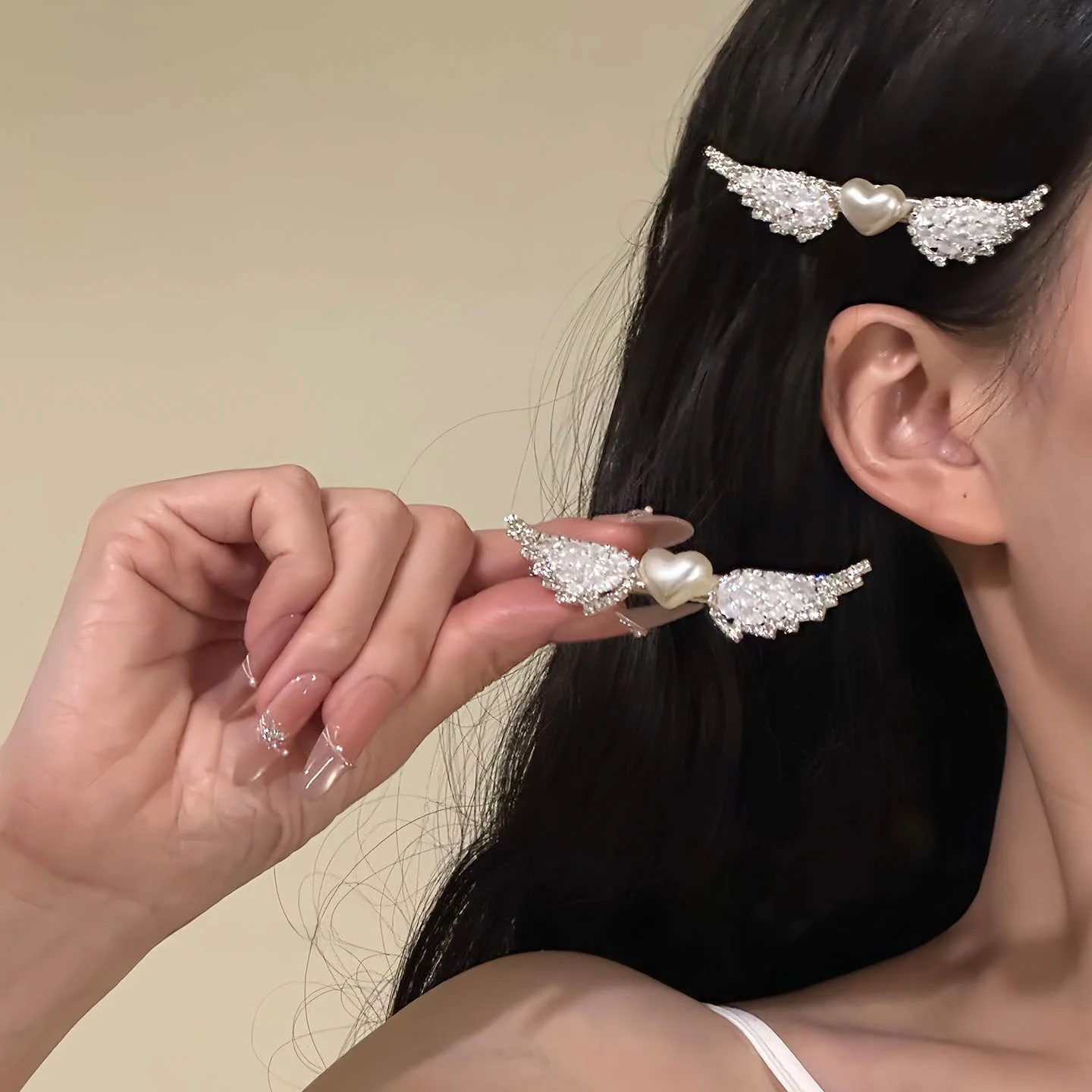 presilha-de-cabelo-feminina-em-formato-de-coracao-com-perolas-e-asas-de-anjo-–-acessorio-de-cabelo-luxuoso-e-moderno