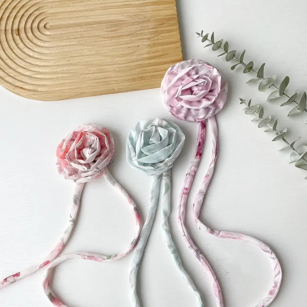 สร้อยคอลายจุดที่สง่างามสำหรับผู้หญิงผ้าพันคอพิมพ์ลายเสือดาวดอกกุหลาบประดับคอผ้าไหมเทียมสำหรับผู้หญิง