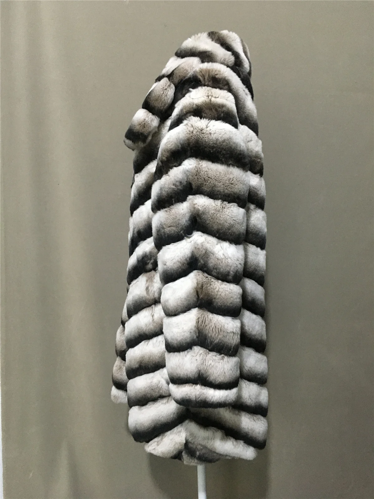 เสื้อโค้ทขนกระต่ายเร็กซ์ธรรมชาติ ยาว สีชินชิลล่า ลายทาง ขนหรูหรา อุ่นสบาย เสื้อคลุมกันหนาว มีสินค้าลดราคา 1907011