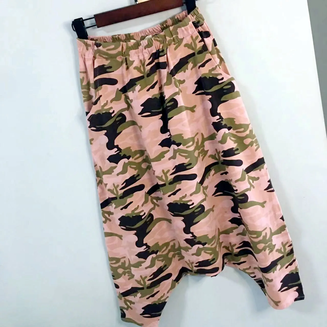 

Hip Hop Casual Harem Pants Women Streetwear Drop Crotch Pink camouflage Pants Loose Fit Summer Calf-Length Trousers