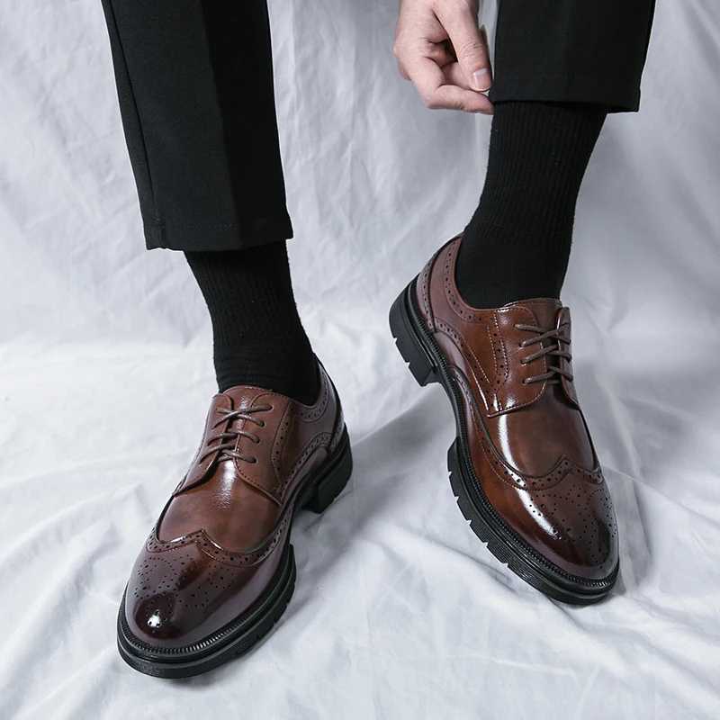 Scarpe da lavoro Brogue classiche formali da uomo in pelle nera da uomo in pelle marrone Chaussure Homme Fashion piattaforma per la prevenzione