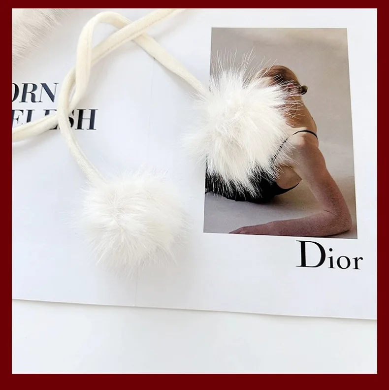 Niedliche Weihnachtsmütze mit Plüschschleife – Flauschige Wintermütze mit roter Schleife als Weihnachtsgeschenk und Party – Detail 7