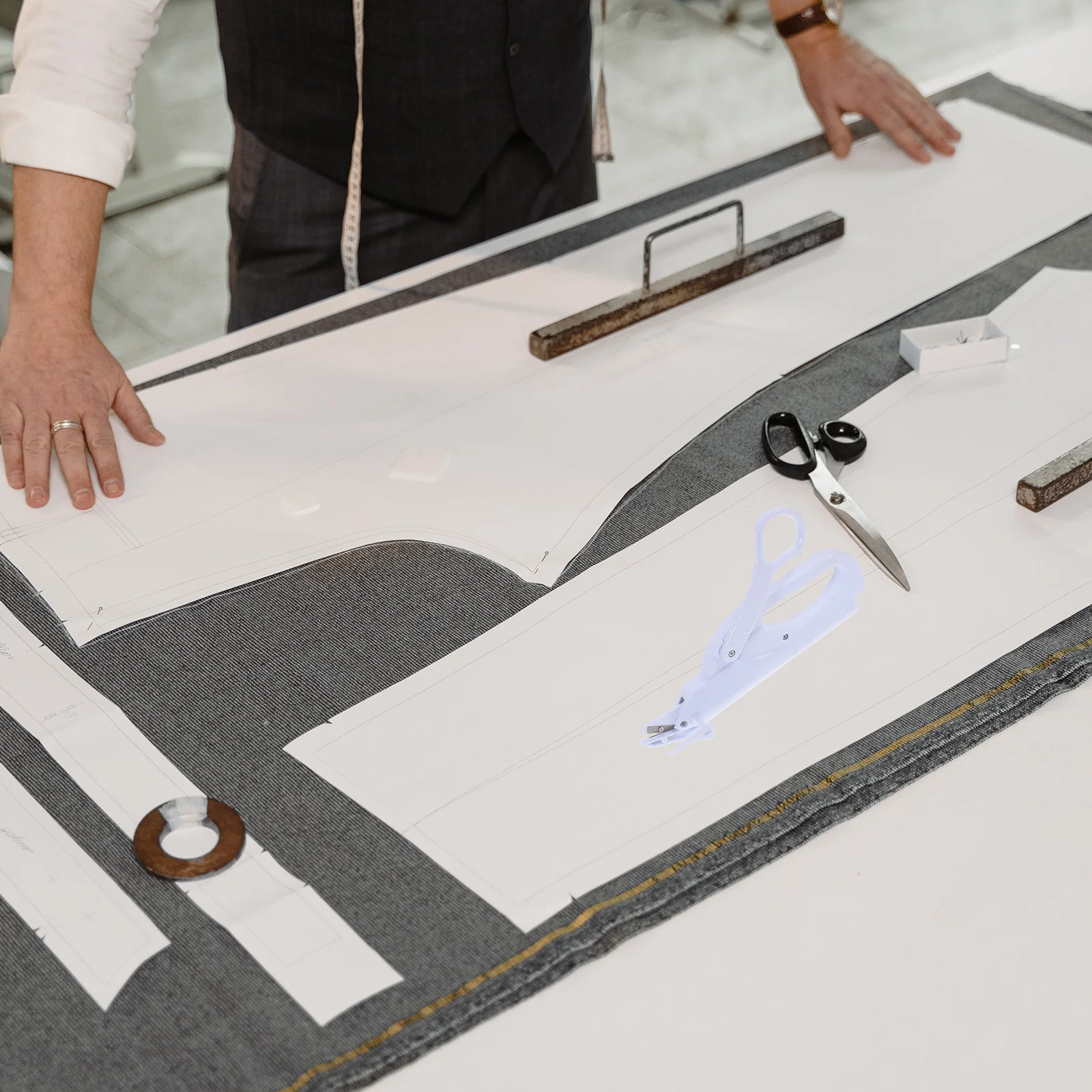 

Electric Scissors Cordless Handheld For Fabric Cloth Cutting Replaceable Blade Safety Lock Protection Cover White