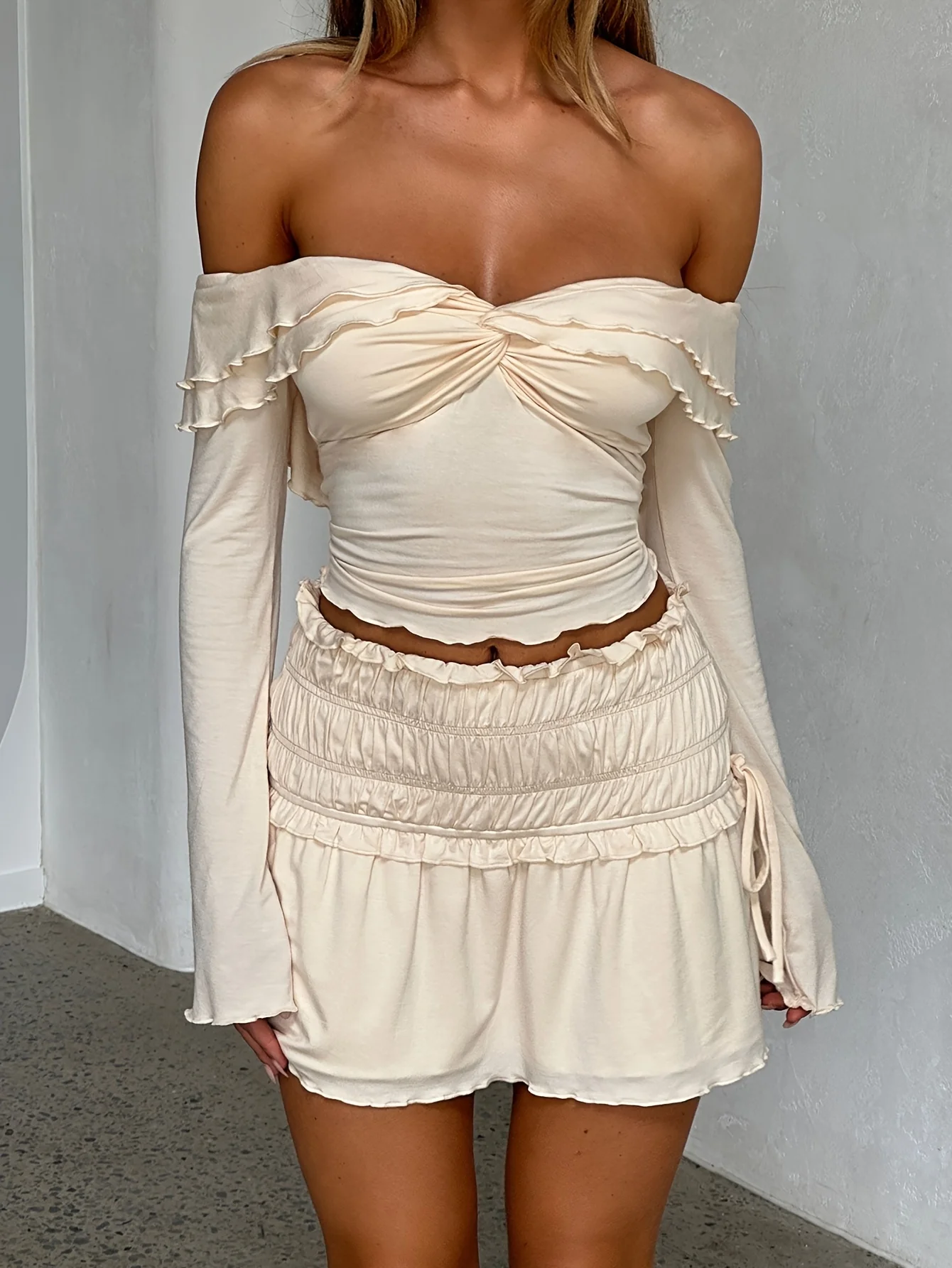 트렌디 베이지 오프숄더 러플 투피스 세트 - 여성용 긴팔 크롭탑 & 주름 미니스커트 파티룩