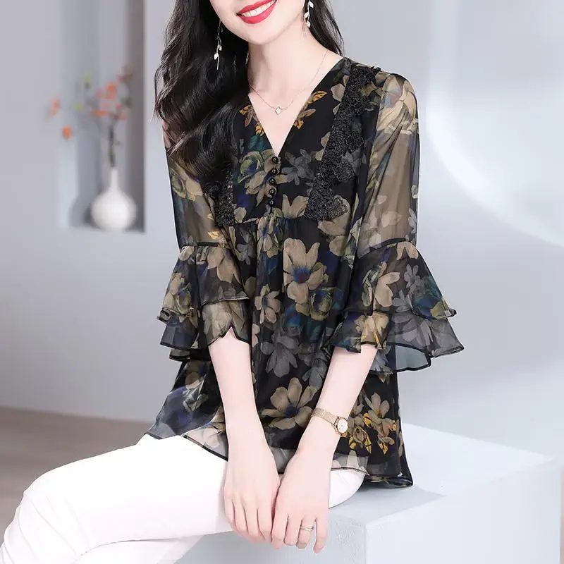 Koreanische gebrochene Blumen Hemd Damen bekleidung schicke Spitze Patchwork elegante V-Ausschnitt Sommer Rüschen halbe Ärmel lässig lose Bluse