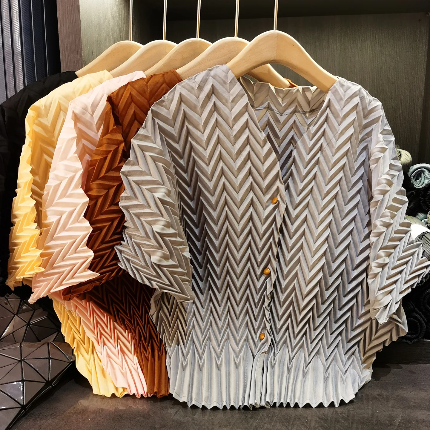 

Miyake Pleated Jacket Design Sense Round Neck Wave Pattern Fold Shirt Top Loose 2025 Summer Five-quarter Sleeve Cardigan Jacket