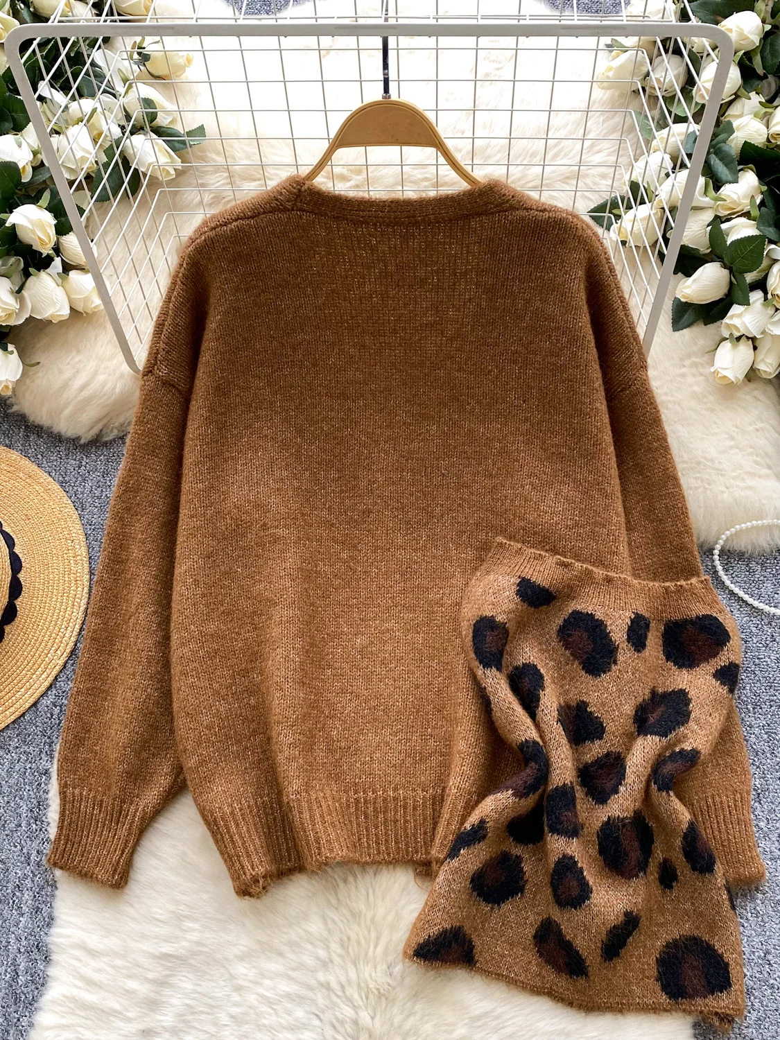ชุดเสื้อสเวตเตอร์ถักนิตติ้งผู้หญิงเนื้อนุ่มสบาย ลายเสือดาว เสื้อกั๊กสายเดี่ยว เสื้อคลุมคาร์ดิแกนยาวแบบเปิด แฟชั่นฤดูหนาว สไตล์ลำลอง ทรงหลวม