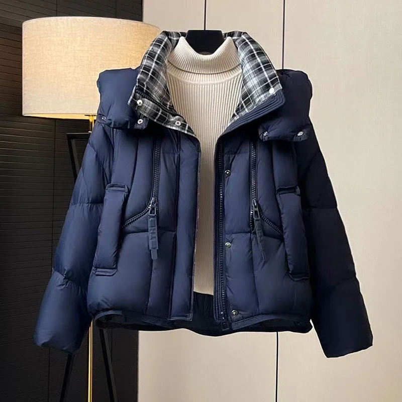 2025, modische kurze Daunenjacke mit Kapuze, dicker Kurzmantel für Damen, Kontrastfarbe, neue koreanische Version, weißer Entendaunen-Wintermantel