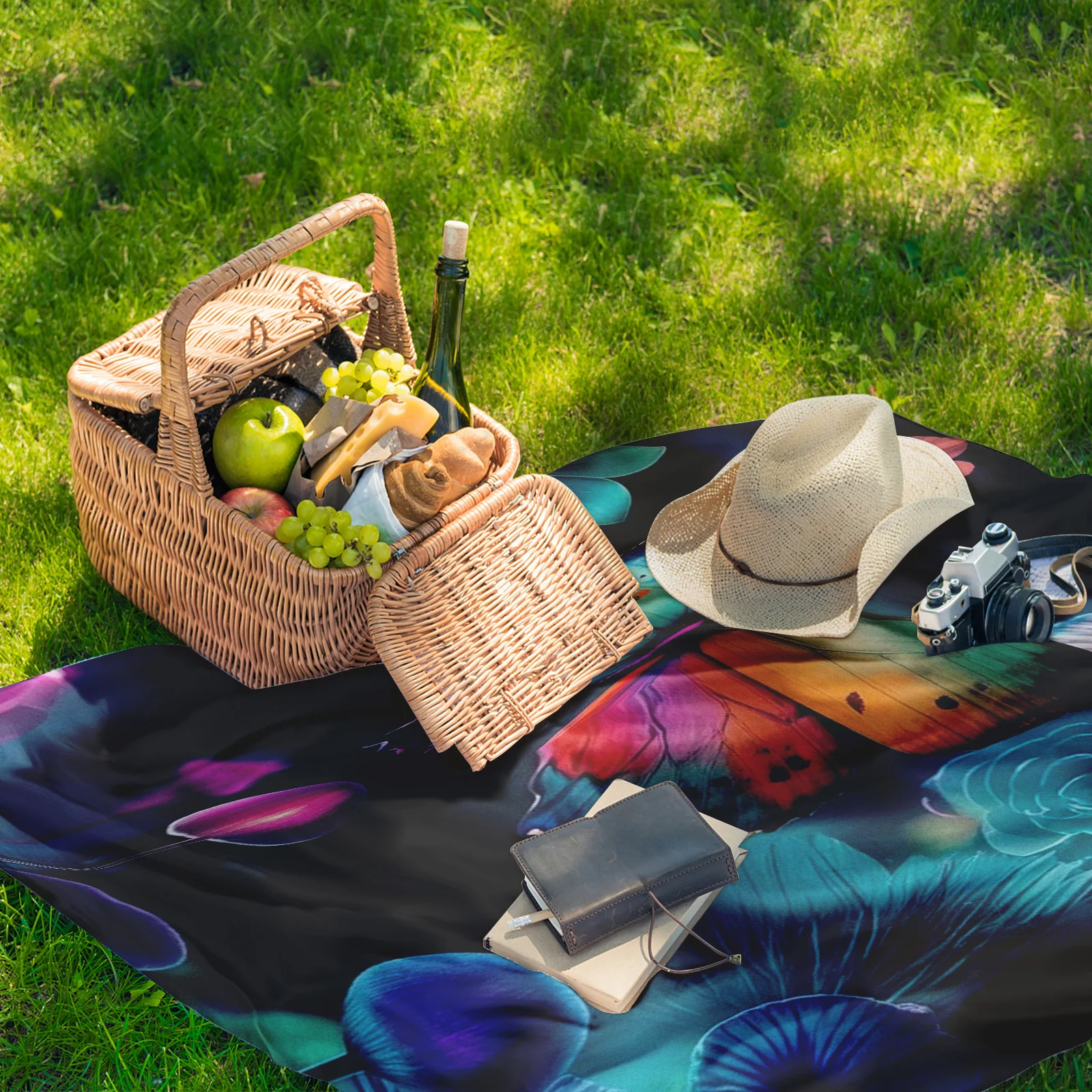 Encantadora manta al aire libre con temática de mariposas y setas en tonos azules y morados para picnics y aventuras naturales