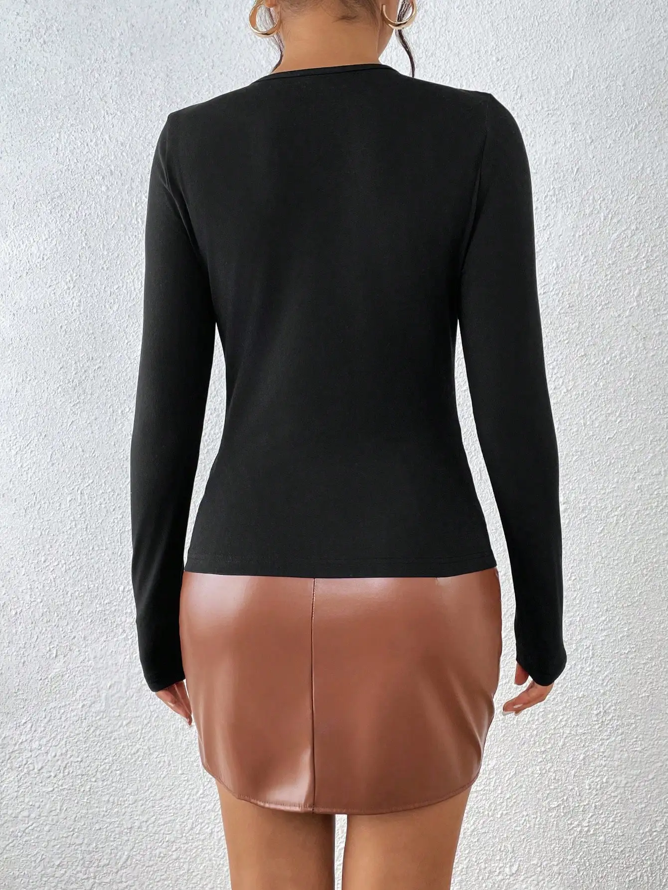 French solid color base shirt with exposed collarbone and shoulder digging, black slim fit, inner layer, long sleeved top