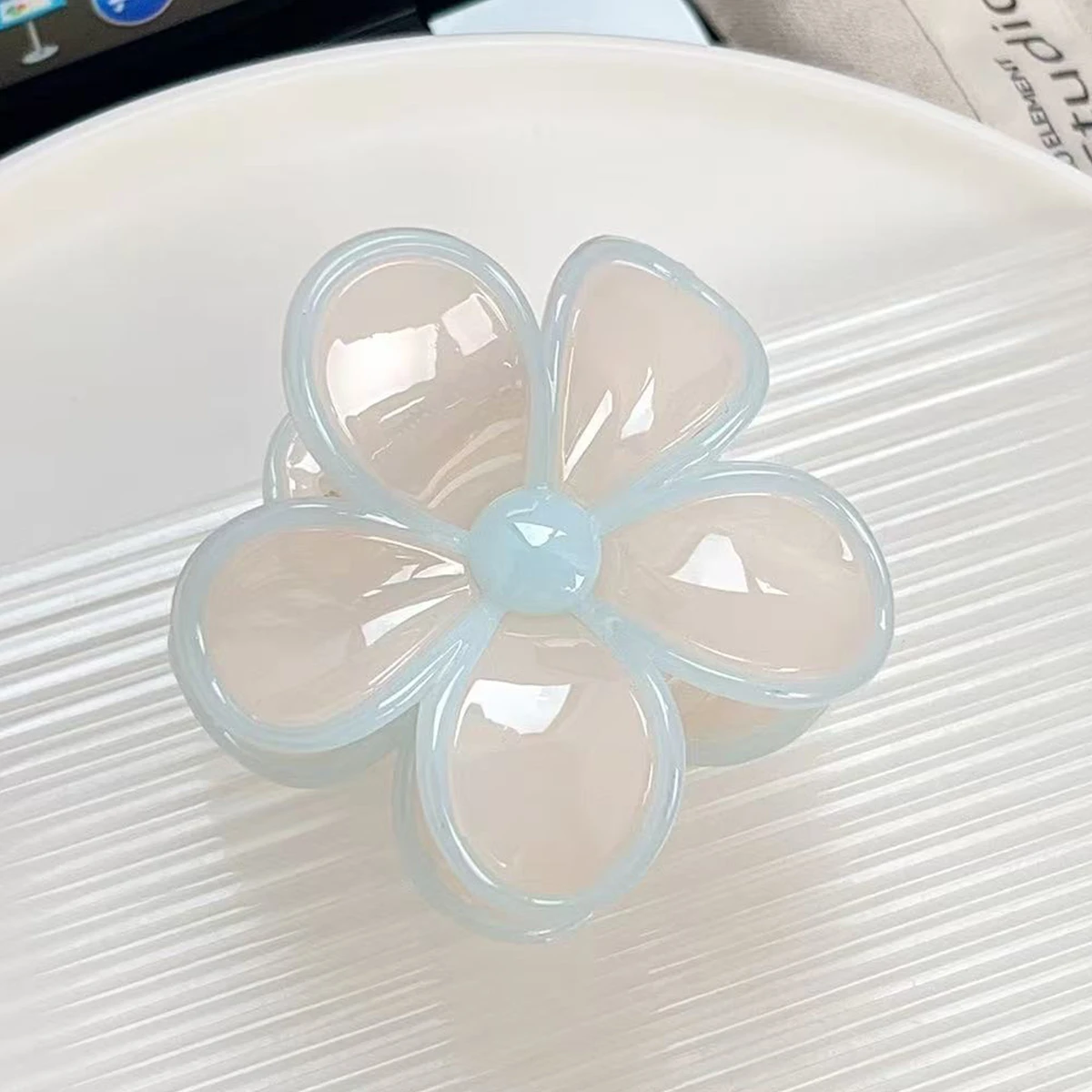 Sommerliche Frangipani-Haarspange in Jelly-Farben, Perlmuttfarbene Süße Mittlere Gesplißte Blumen-Haarnadel für den Hinterkopf, Haifischklammer – Detail 7