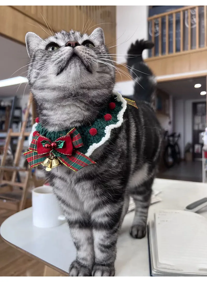 Weihnachtliches Strick-Speicheltuch mit Glocke, Haustier-Schleifenlätzchen, Halsband-Schal, kariertes Schleifenanhänger-Accessoire für Hunde- und Katzenhalsbänder, Pflegezubehör – Detail 8