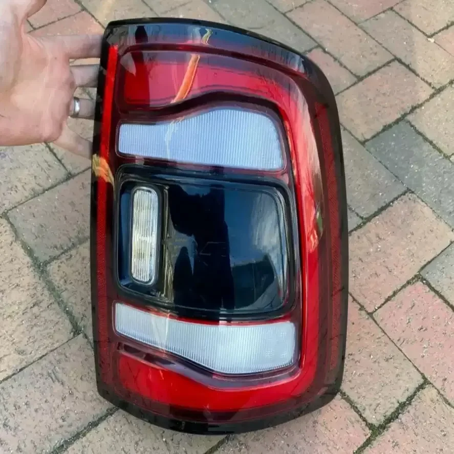 

Car Rear Light for Dodge Ram 1500 19-20 LED Taillight Tail Light Brake Warning lamp Turn Signal