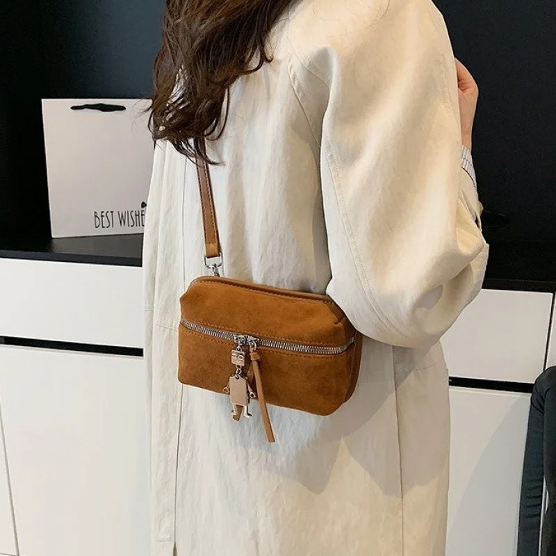 

Винтажная женская сумка на шнурке из мягкой кожи с богемной атмосферой