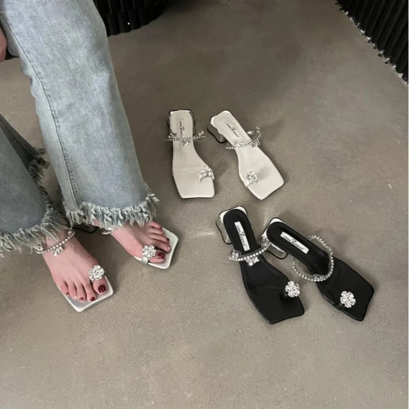 

Женская обувь 2025 Роскошные женские тапочки с кристаллами, босоножки на низком каблуке, летние шлепанцы с открытым носком и жемчугом, дизайнерская обувь для вечеринок