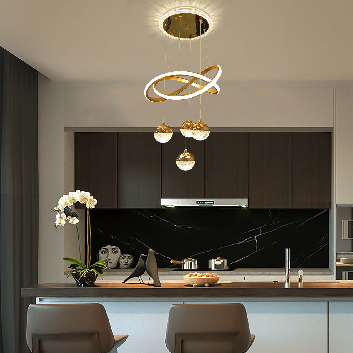 

Современная золотая светодиодная люстра, трехцветная с регулируемой яркостью, подходит для кухни, столовой, гостиной, подвесной люстры, регулируемая по высоте, идеально подходит для современного украшения дома.