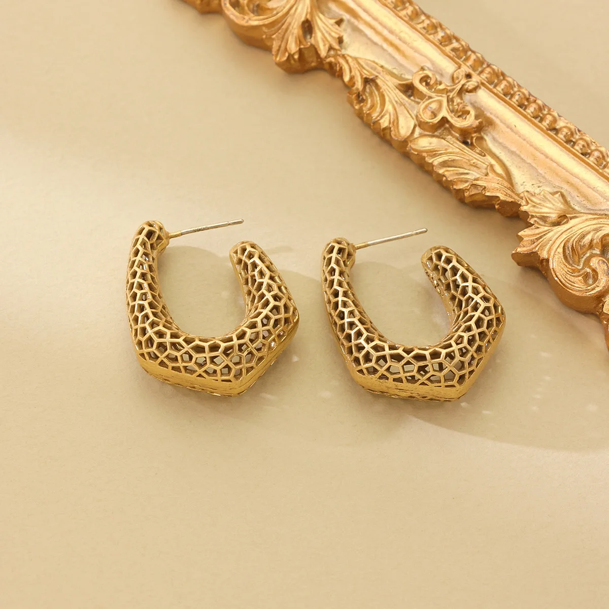 

Серьги-низы в горошек с геометрическим рисунком во французском стиле неправильной формы, металлическая текстура, медь, русское золото 925, серебро