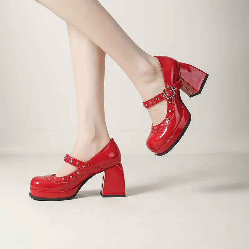 

SIMLOVEYO 2025 г., модные туфли Мэри Джейн с блестящим ремешком и заклепками, весна-осень, белые, красные женские туфли-лодочки с круглым носком и блочным каблуком на платформе