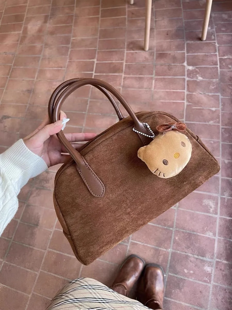 

Cowry 2024 New Brown Bowling Suede Boston Retro Handheld Large Capaci Bag for Women Faionable Unbranded Ladies Bag