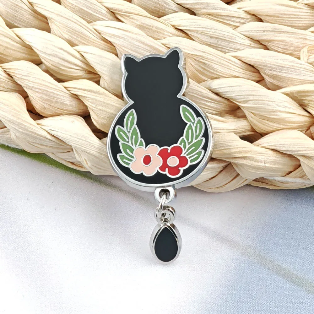 Niedliche Schwarze Katze Emaille-Pin Blumenkranz Anhänger-Brosche Kawaii Kätzchen Tropfenform Quasten-Abzeichen Tier-Reversnadel Schmuck Geschenk für Katzenliebhaber – Detail 8