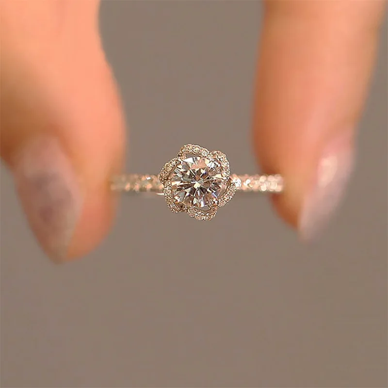 

A simple 925 design synthetic zirconium piece makes an ideal gift for your loved one and is suitable for daily wear.