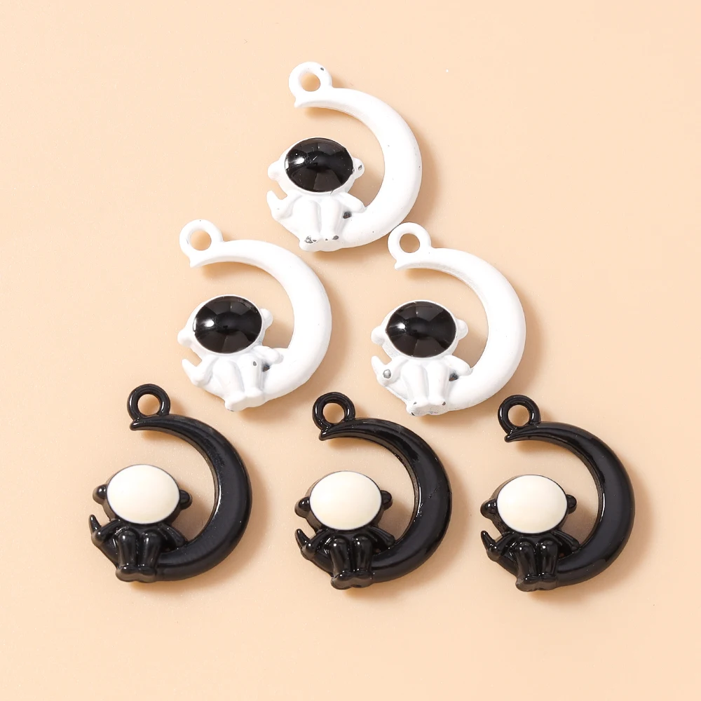 Leslie 10 Stück 14 x 18 mm niedliche weiße und schwarze Astronauten-Mond-Anhänger für Halsketten, Armbänder, DIY-Schmuckherstellungszubehör – Detail 6