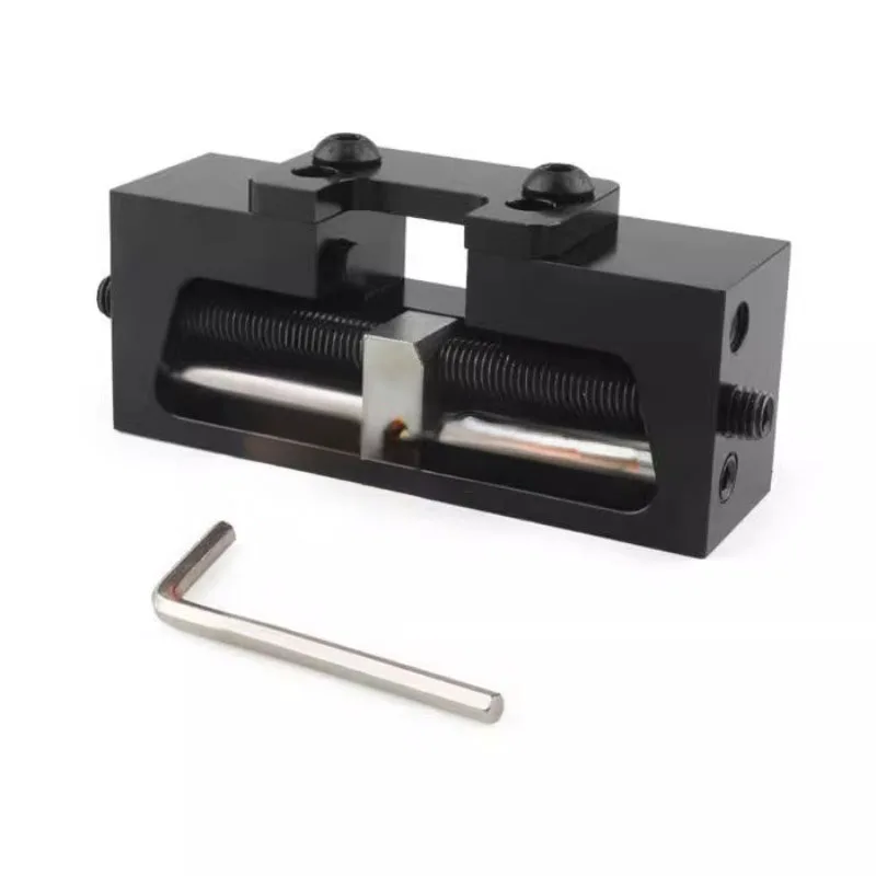 

Универсальный инструмент для регулировки и снятия/установки прицелов на заднюю часть орудийной установки