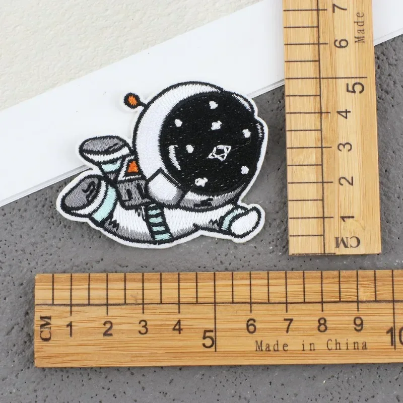 Autocollant en tissu brodé d'astronaute de dessin animé, vente en gros, Patch de fusée, étiquette de broderie d'ordinateur de vaisseau spatial