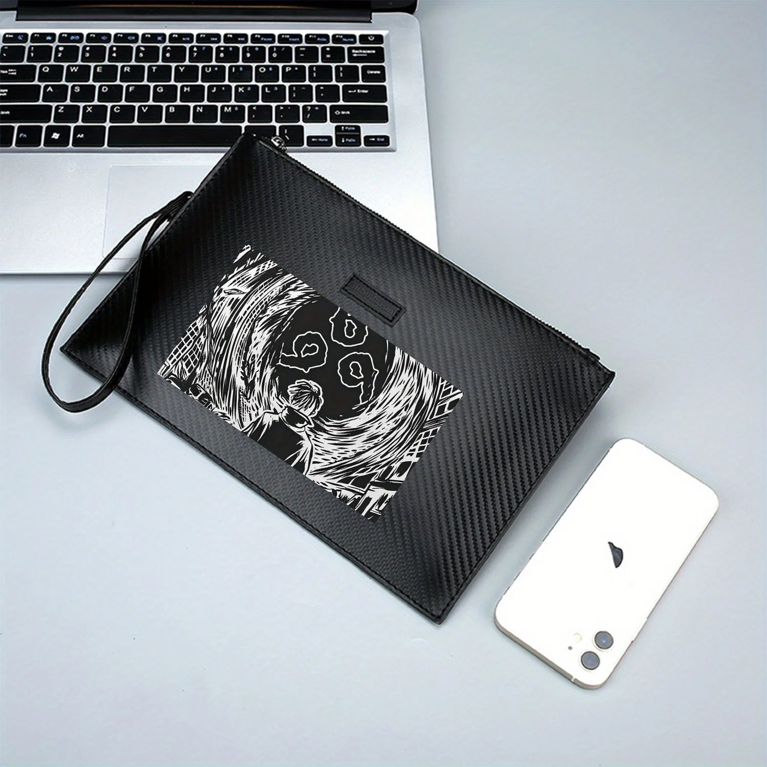 شكل دوار أشكال سوداء دوائر بيضاء. حقيبة يد رجالية أنيقة مطبوعة من البولي يوريثان عصرية وعملية للحمل اليومي